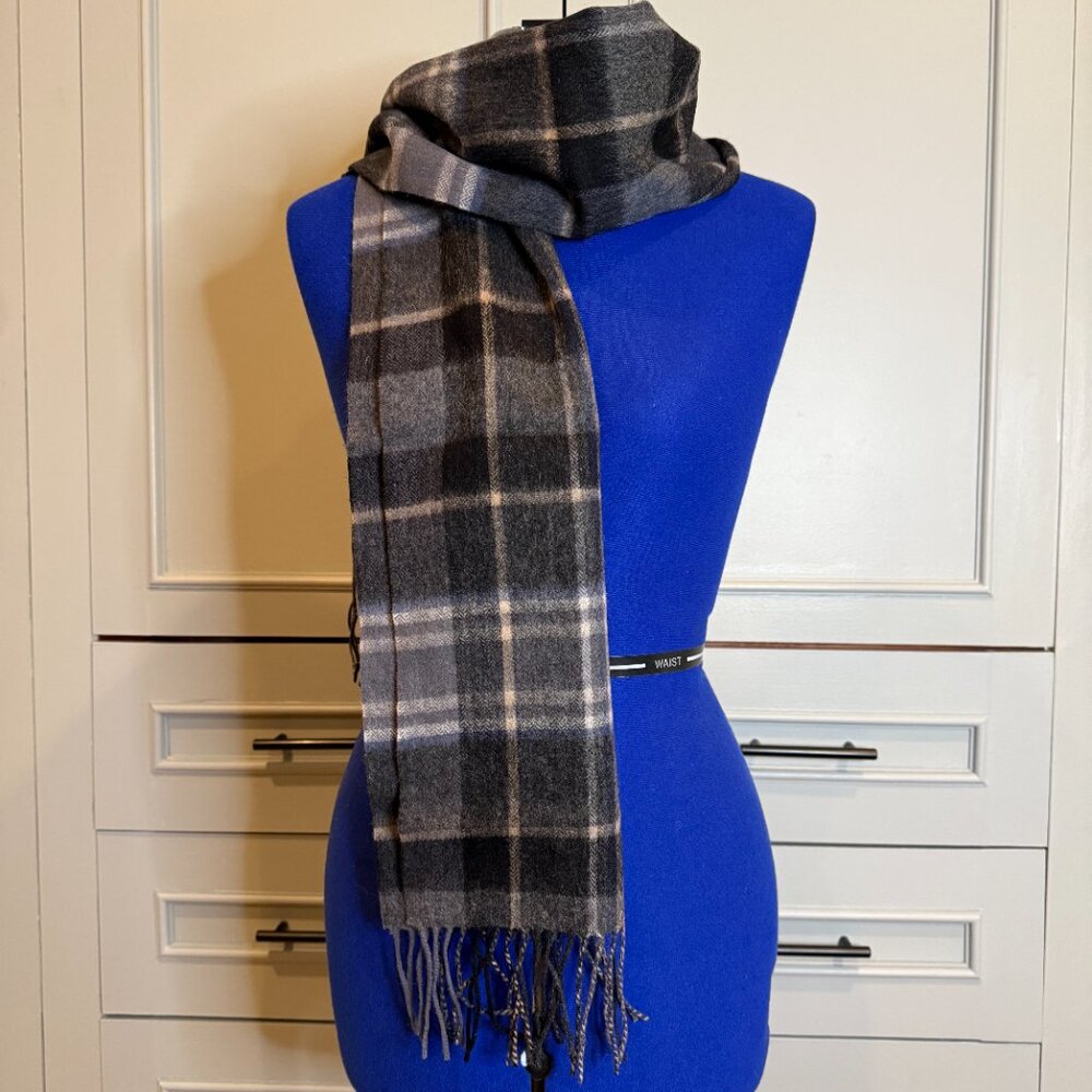 Beautiful Via Condotti classic Italian wool scarf NWT